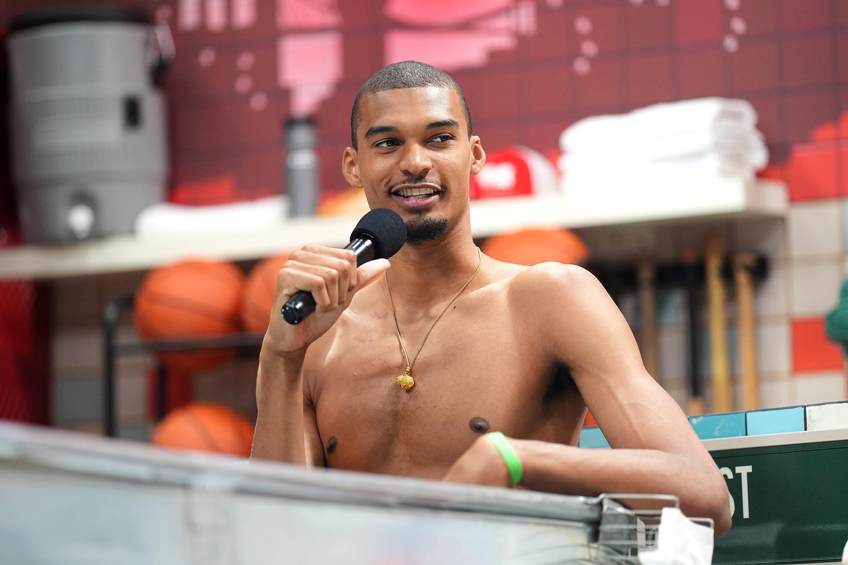 刺记答疑：这三项荣誉满足其一 文班明夏续约可签5年3.26亿