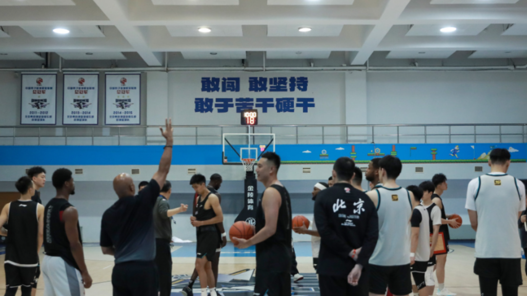 乐鱼平台-男篮集结动员 以首钢精神奔赴新征程！