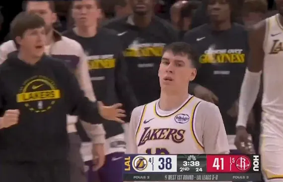 乐鱼娱乐体育-肯纳德吊传拉拉维亚上篮打进，湖人一波10-3追停火箭